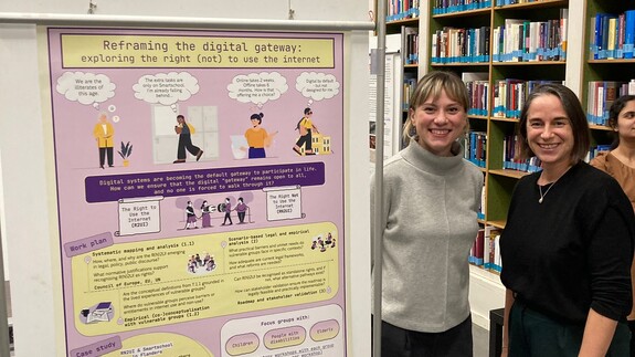 Poster on the right (not) to use the internet wins jury prize